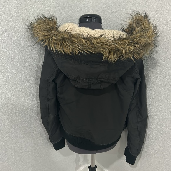 ๐ฅ SOLD ๐ฅ Extremely warm bomber jacket with furry hoodie. - Picture 3 of 5